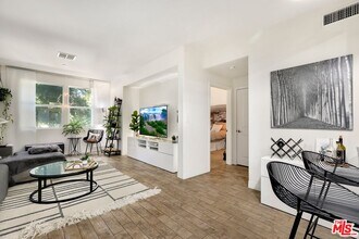 7100 Playa Vista Dr in Los Angeles, CA - Foto de edificio - Building Photo