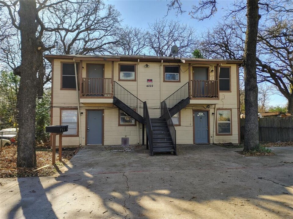4222 Bernice St-Unit -A in Haltom City, TX - Foto de edificio