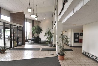 Park Plaza Apartments in Lincoln Park, MI - Foto de edificio - Lobby