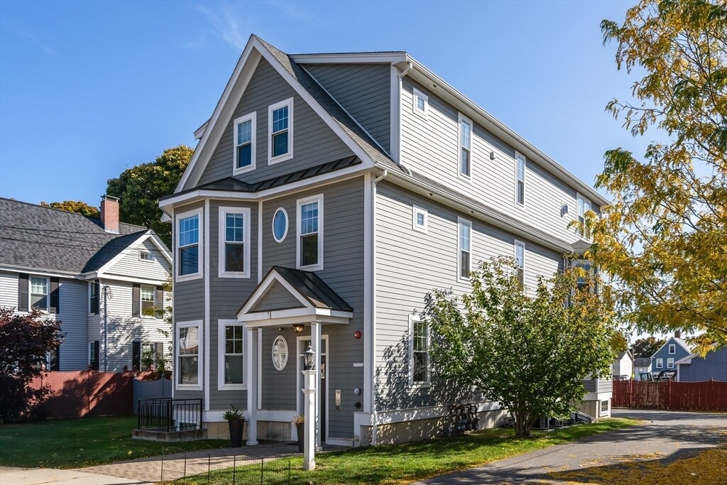22 Chickatawbut St in Boston, MA - Building Photo