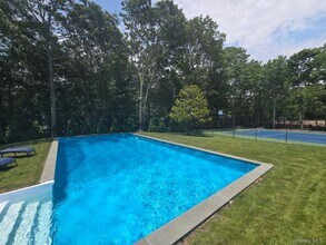 3 Bennett Dr in East Quogue, NY - Foto de edificio - Building Photo