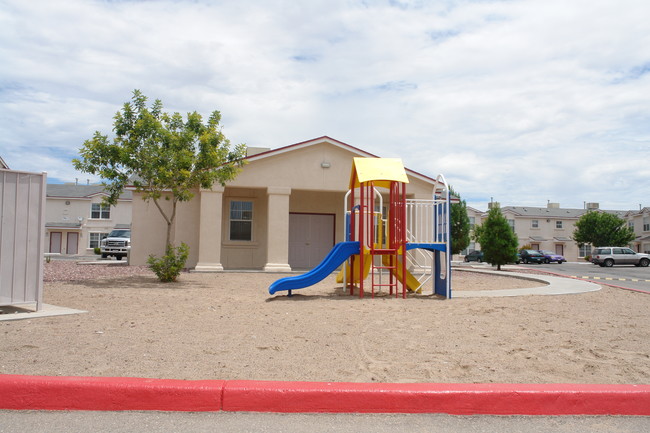 Desert Breeze Apartments in El Paso, TX - Building Photo - Building Photo