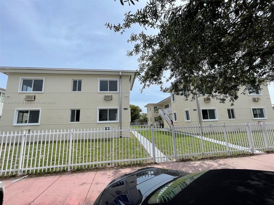 1130 Marseille Dr in Miami Beach, FL - Building Photo