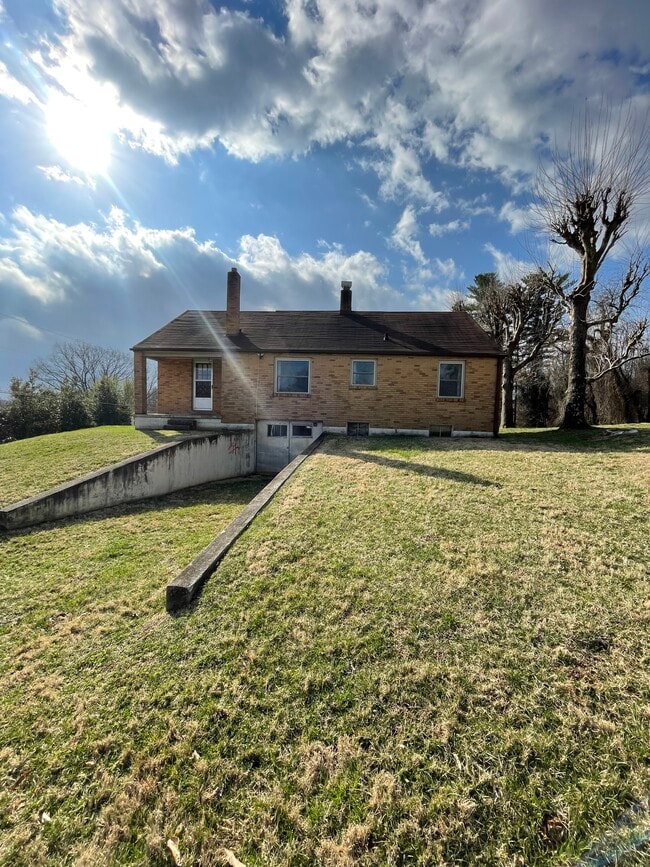 679 Sand Hill Rd in Asheville, NC - Building Photo - Building Photo