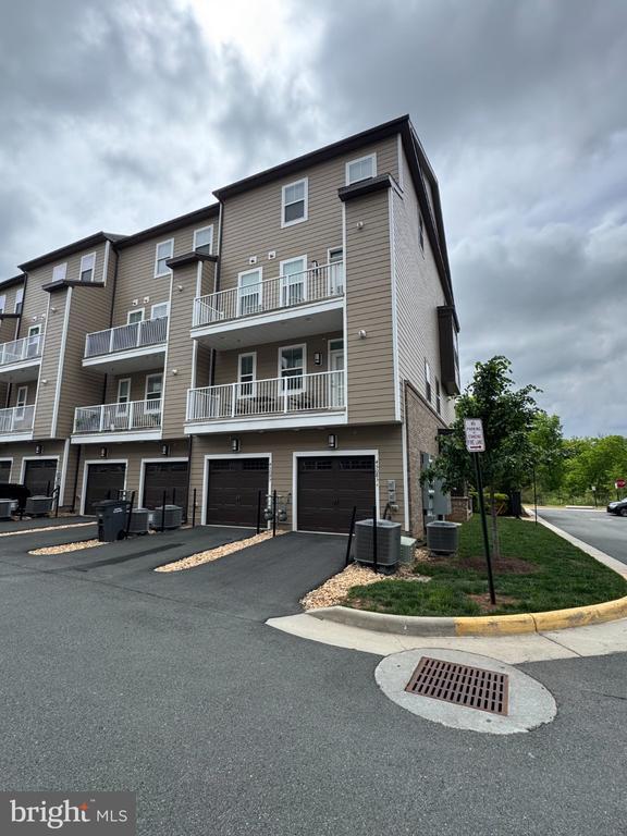 45083 Cappamore Terrace in Sterling, VA - Building Photo - Building Photo