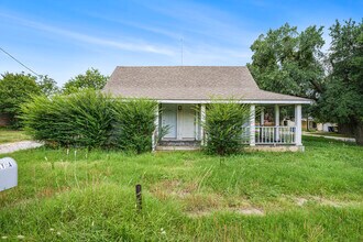 111 W Atchley Ave, Unit B in Alvarado, TX - Building Photo - Building Photo