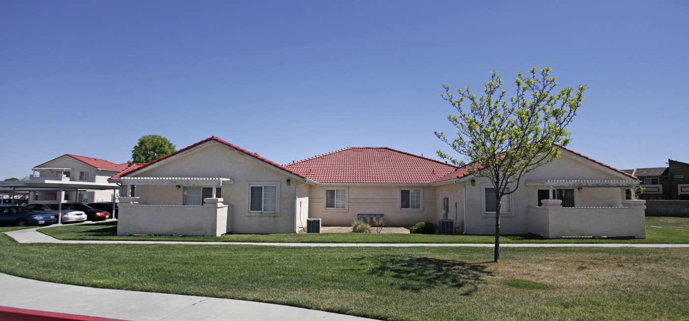 Avenue Crossing Apartments in Lancaster, CA - Foto de edificio