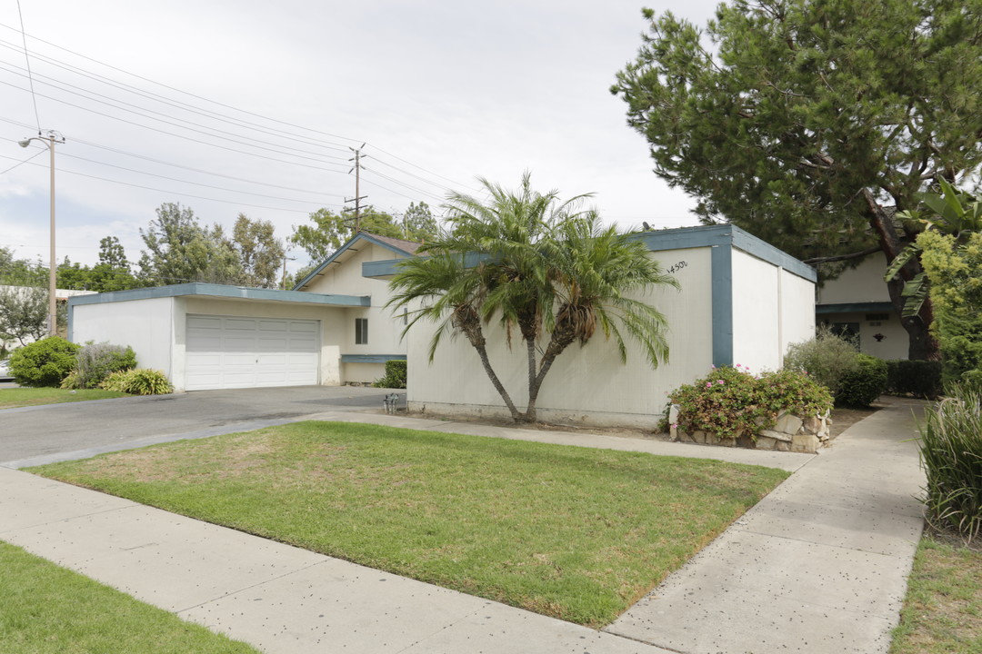 Regency Park Apartments in Tustin, CA - Building Photo