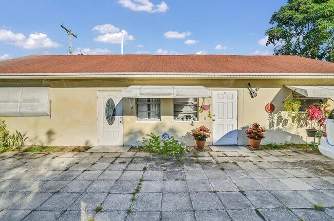 2374 Sunrise Dr in West Palm Beach, FL - Building Photo - Building Photo