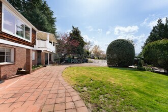 7461 W Mercer Way in Mercer Island, WA - Building Photo - Building Photo