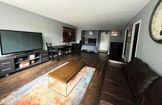 253 E Delaware Pl, Unit 7E in Chicago, IL - Building Photo