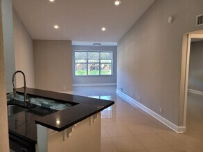 3340 Pinewalk Dr N, Unit CORAL KEY CONDO in Margate, FL - Building Photo - Building Photo
