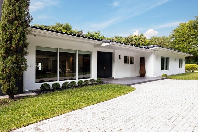 8650 Old Cutler Rd in Coral Gables, FL - Foto de edificio - Building Photo
