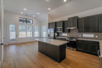 564 Tawny Rim Dr in Willis, TX - Foto de edificio - Building Photo