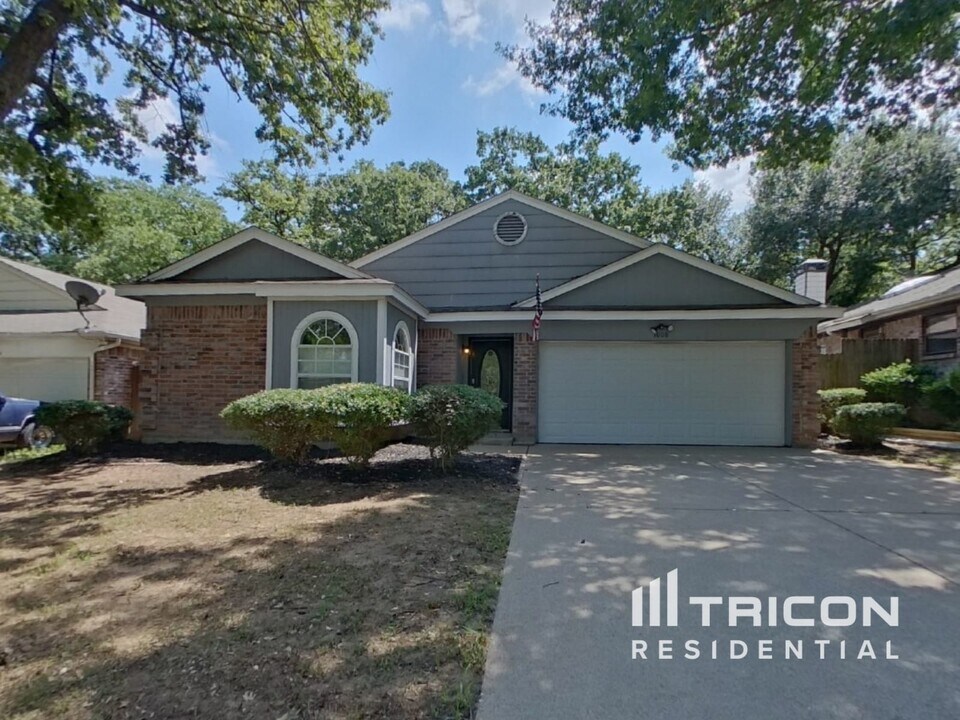 1008 W Lovers Ln in Arlington, TX - Building Photo