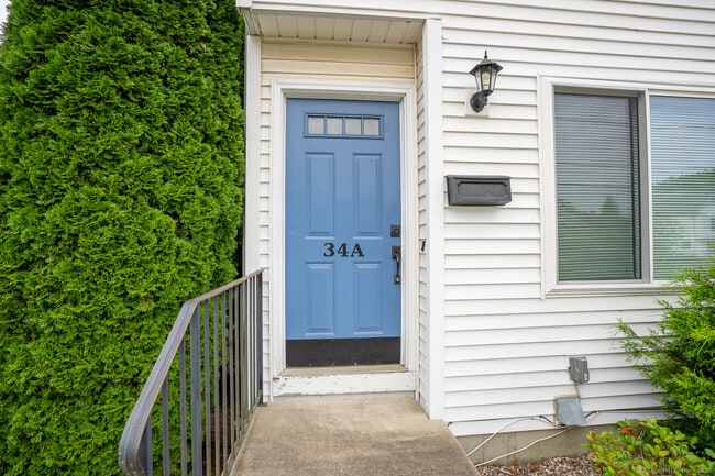 34 James St in Danbury, CT - Building Photo - Building Photo