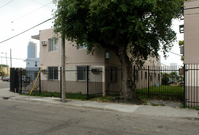 200-210 NW 17th St in Miami, FL - Building Photo - Building Photo