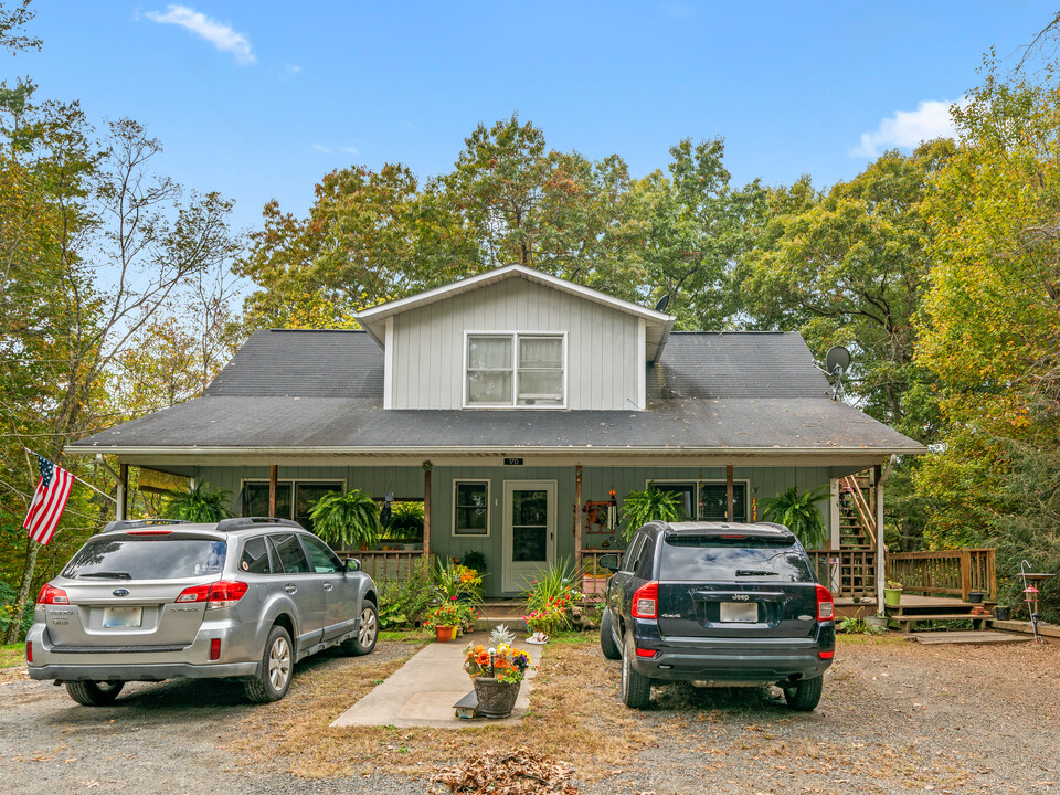 170 Sleepy Hollow Rd in Burnsville, NC - Building Photo