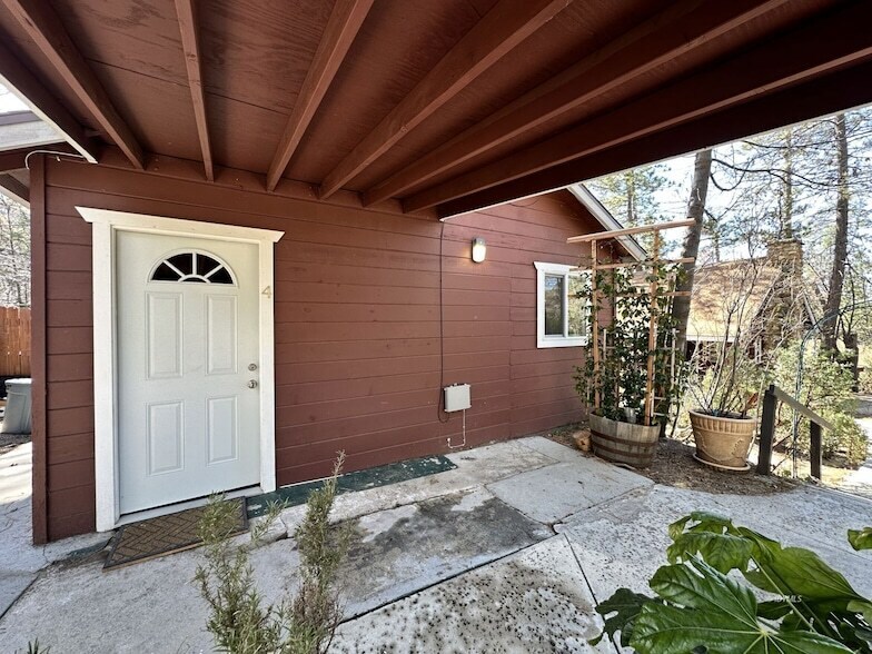 54365 Pine Crest Ave in Idyllwild, CA - Building Photo