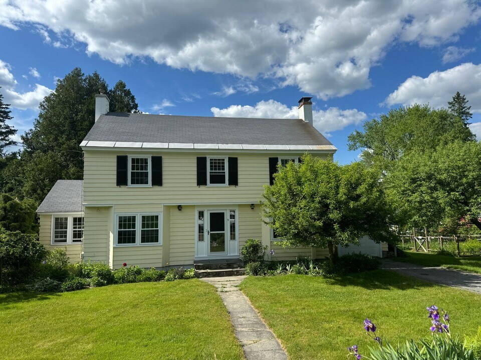 9 Brockway Rd in Hanover, NH - Building Photo