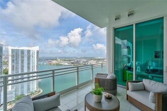 900 Brickell Key Blvd, Unit 3002 in Miami, FL - Building Photo - Building Photo