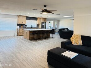 215 E Helena Dr in Phoenix, AZ - Foto de edificio - Building Photo