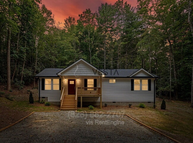 70 Erwin Hill Dr in Hendersonville, NC - Building Photo - Building Photo