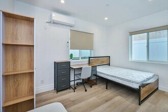 1258 W 37th Dr in Los Angeles, CA - Building Photo - Building Photo