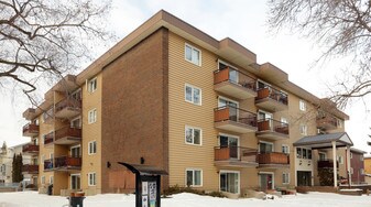 10208 113th St NW in Edmonton, AB - Building Photo