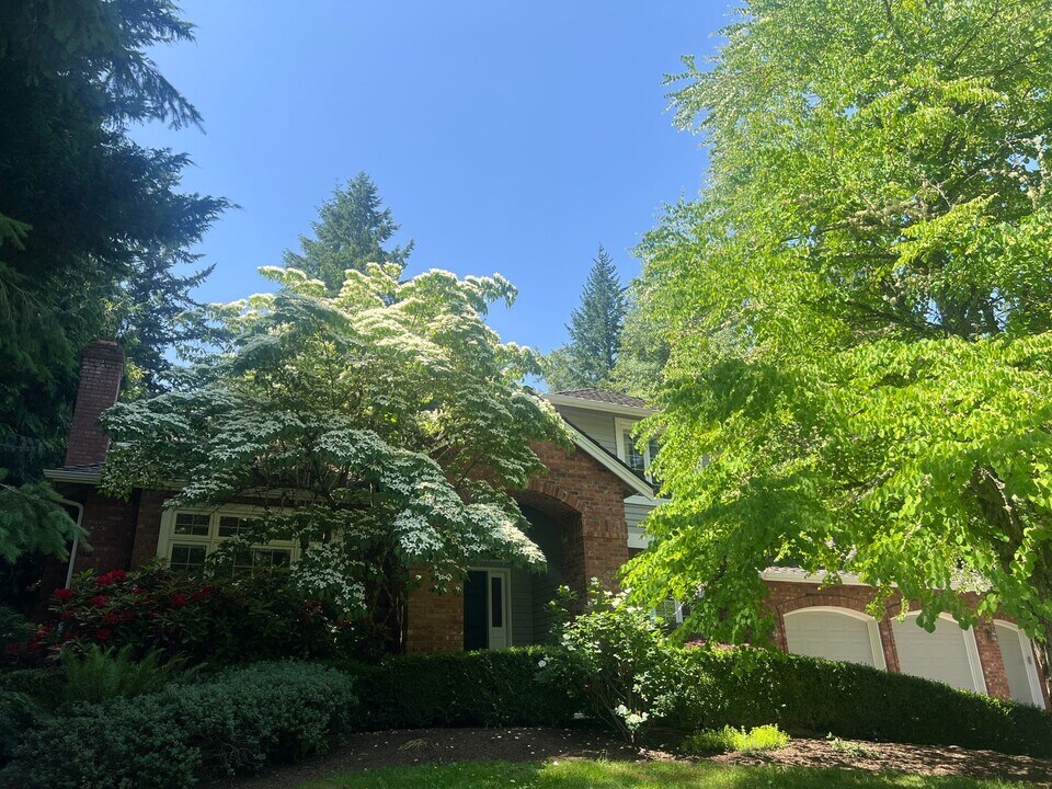7811 233rd Ave NE in Redmond, WA - Building Photo