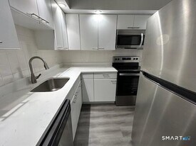 100 Glenbrook Rd in Stamford, CT - Building Photo