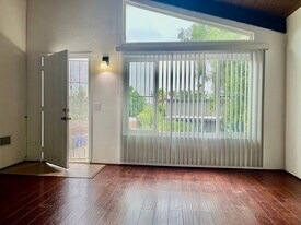 318-320 Hillside Ct in Vista, CA - Building Photo