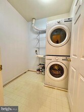 11322 Westbrook Mill Ln in Fairfax, VA - Foto de edificio - Building Photo