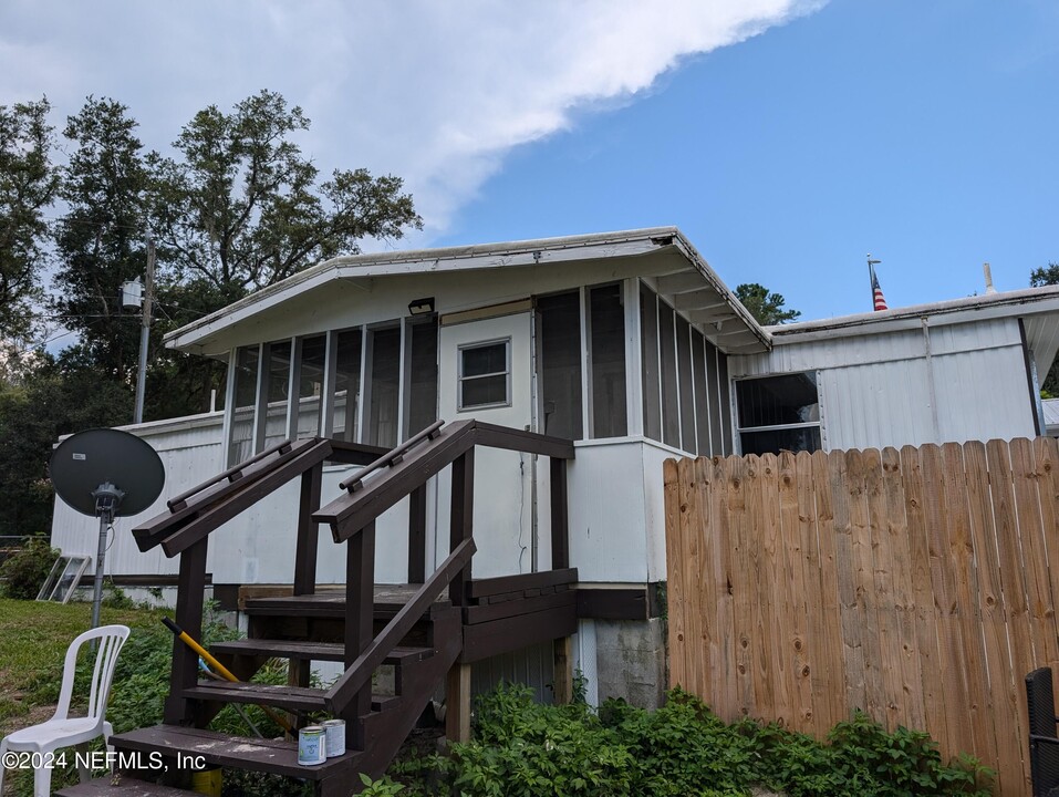 159 Silver Lake Dr in Hawthorne, FL - Foto de edificio