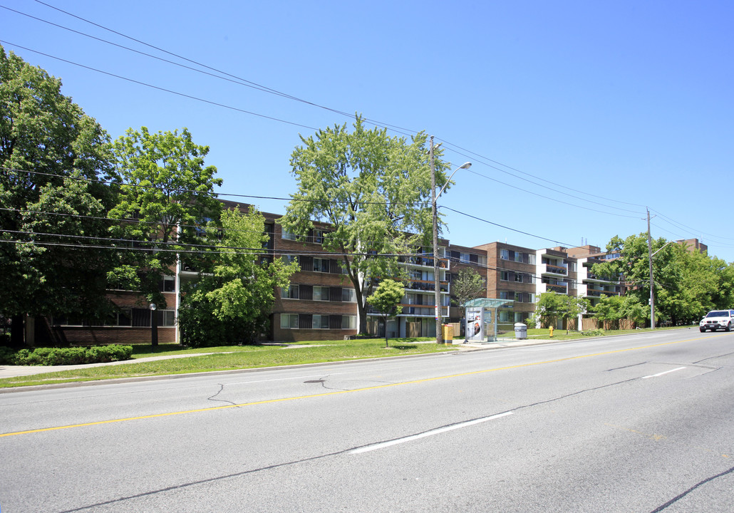 20 Sunrise Ave in Toronto, ON - Building Photo