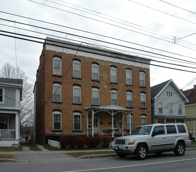 57 Saratoga Ave in Waterford, NY - Foto de edificio - Building Photo