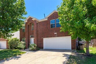 513 Pineview Ln in Fort Worth, TX - Foto de edificio - Building Photo