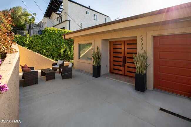 5293 Calatrana Dr in Woodland Hills, CA - Building Photo - Building Photo