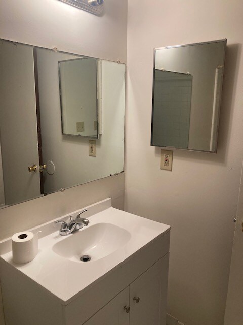 21681 Hillside Dr in Clinton Township, MI - Building Photo