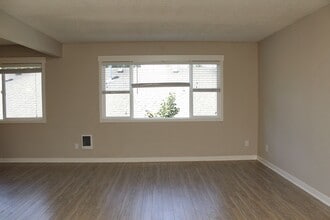 2725-2743 SE Taylor St in Portland, OR - Building Photo - Building Photo