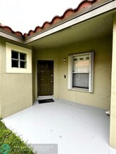 711 NW 182nd Way in Pembroke Pines, FL - Foto de edificio - Building Photo