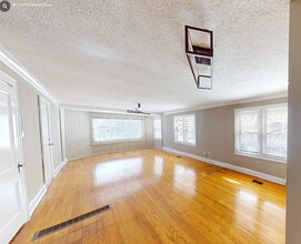 4329 Roanoke Pkwy in Kansas City, MO - Foto de edificio - Building Photo