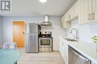 17 Willowbank Ave in Richmond Hill, ON - Building Photo - Building Photo