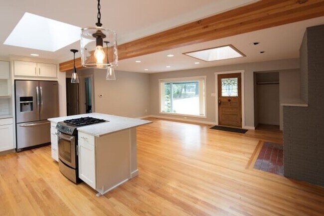 837 Country Club Rd in Lake Oswego, OR - Building Photo - Building Photo