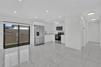 2490 NW 44th St in Miami, FL - Building Photo - Building Photo