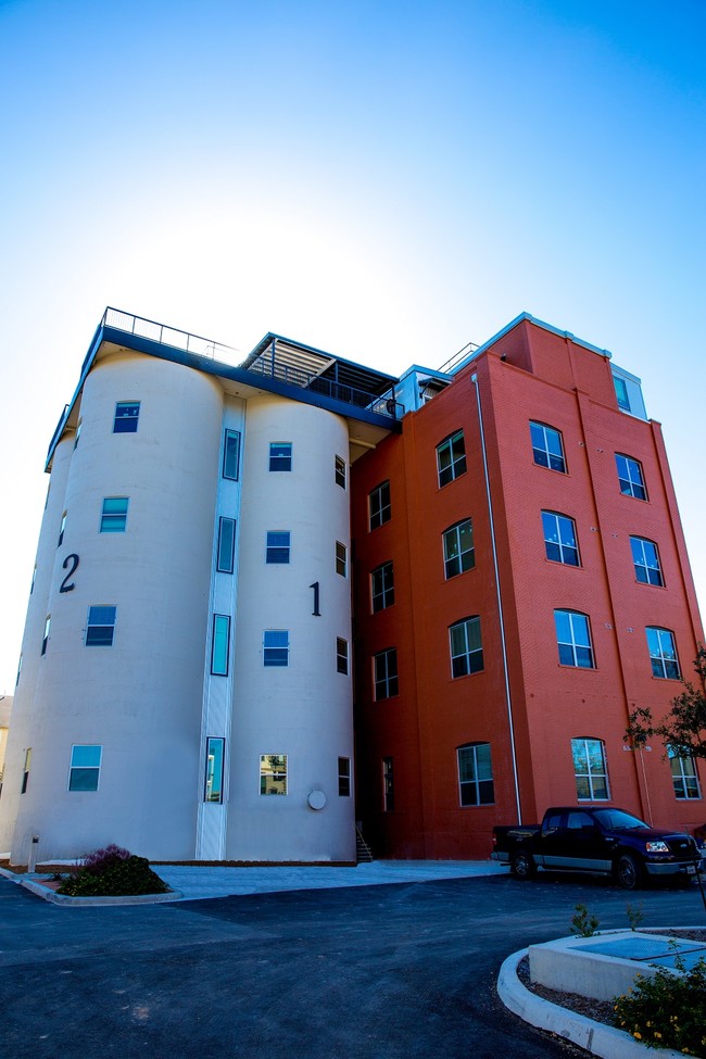 Peanut Factory Lofts in San Antonio, TX - Foto de edificio - Building Photo