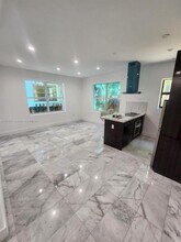 1560 Drexel Ave in Miami Beach, FL - Foto de edificio - Building Photo