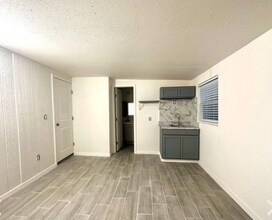 8130 Rolling Log Dr in Orlando, FL - Building Photo - Building Photo