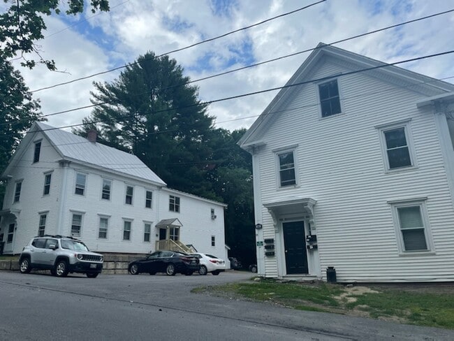29 Summer St, Unit 4 in Skowhegan, ME - Foto de edificio - Building Photo
