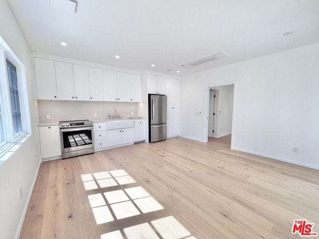 1979 N Kenmore Ave in Los Angeles, CA - Building Photo - Building Photo